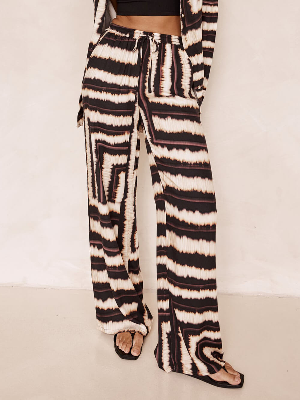 Baggy broekenset met chocoladeprint en strooktextuur