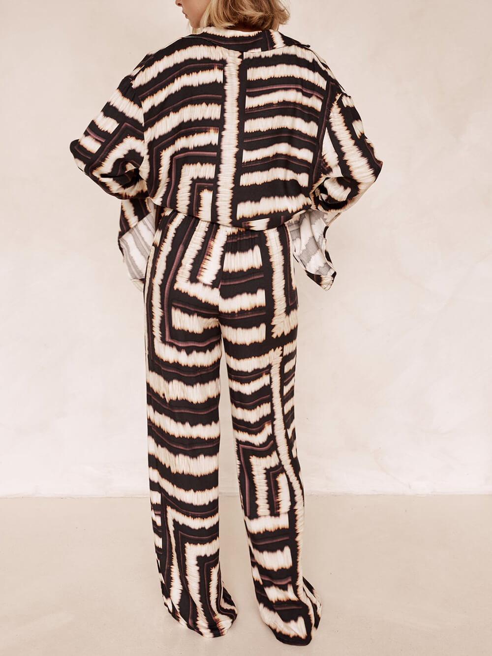 Baggy broekenset met chocoladeprint en strooktextuur