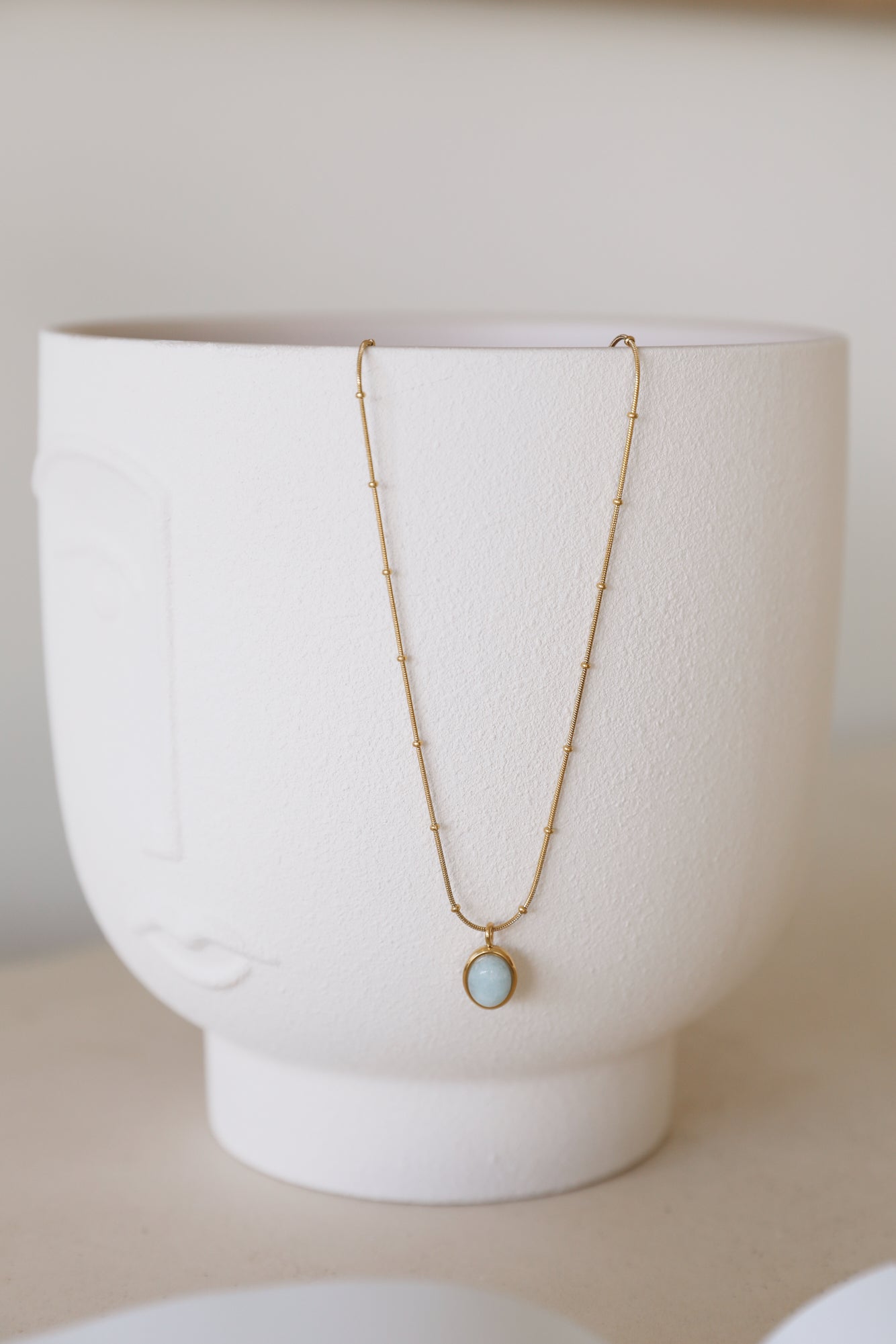 Goud vergulde ketting met verborgen saffier