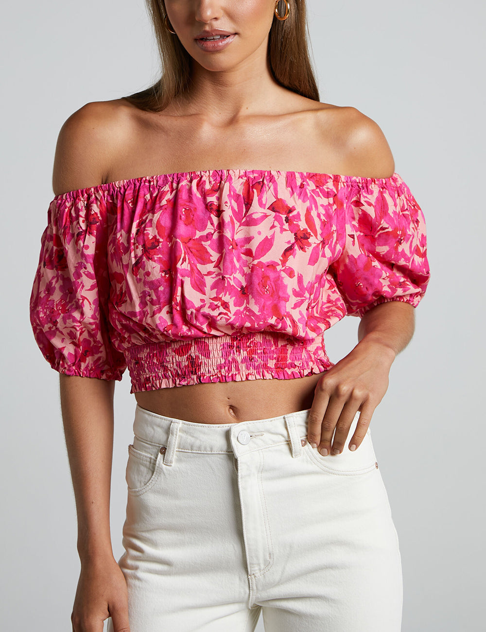 Off-shoulder top met pofmouwen in roze bloemen
