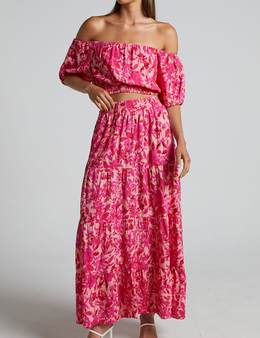 Off-shoulder top met pofmouwen in roze bloemen
