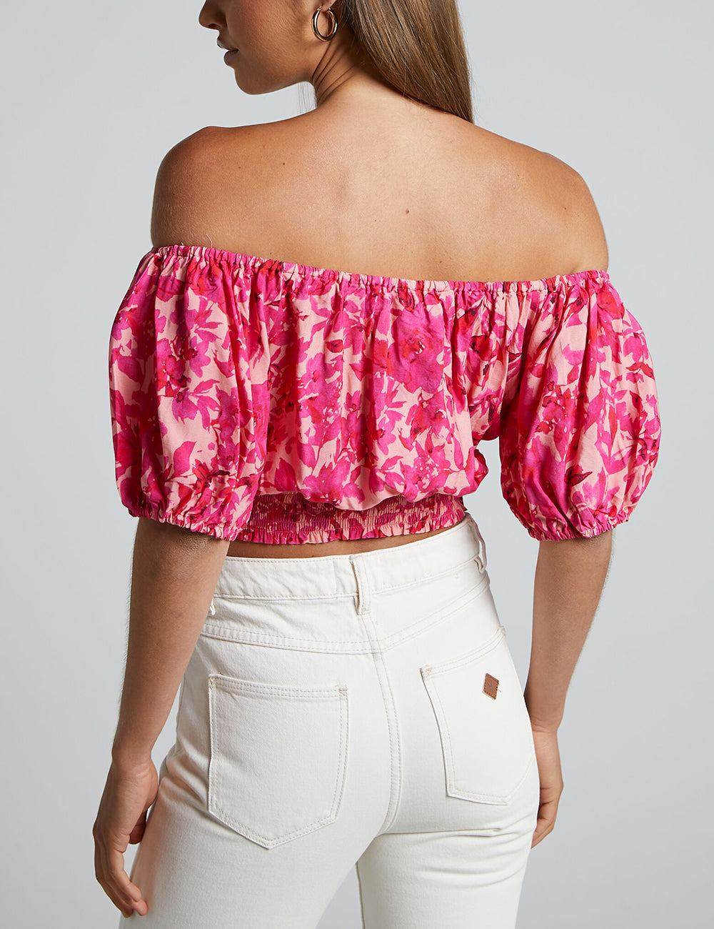 Off-shoulder top met pofmouwen in roze bloemen
