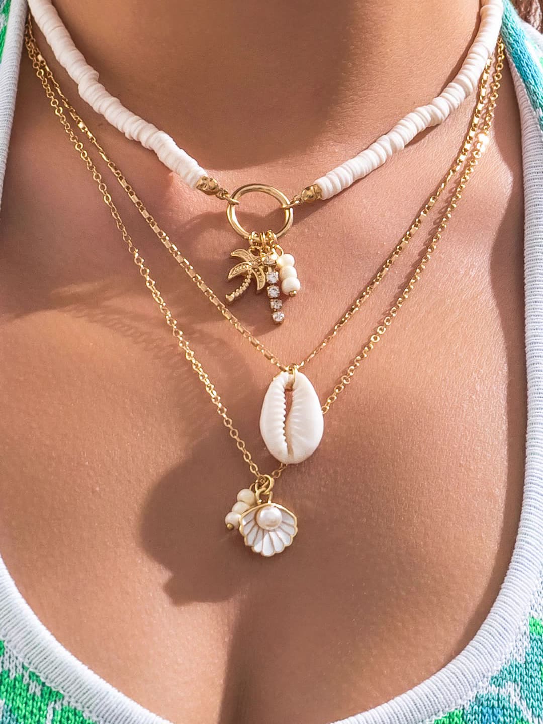 Meerlaagse ketting met schelp en zonnebloemhanger